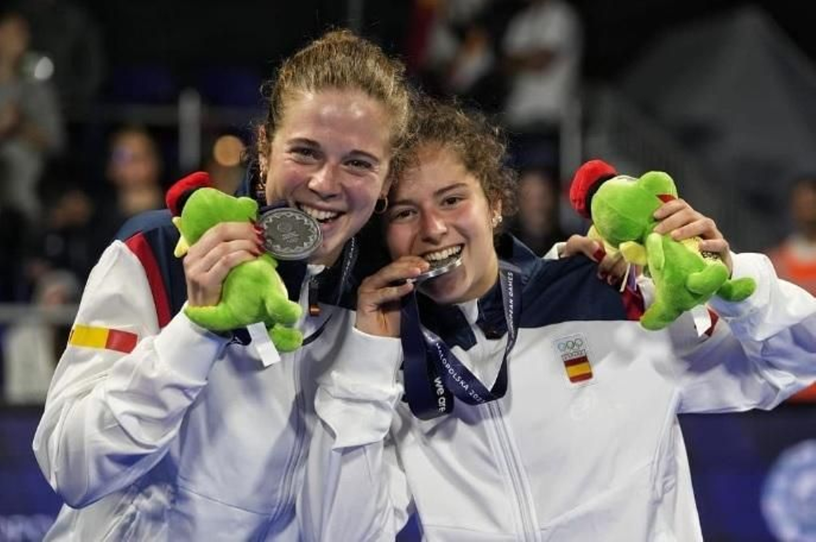 Marta Caparrós y Marta Barrera muerden la medalla de plata de los Juegos Europeos. Marta Caparrós y Marta Barrera muerden la medalla de plata de los Juegos Europeos.