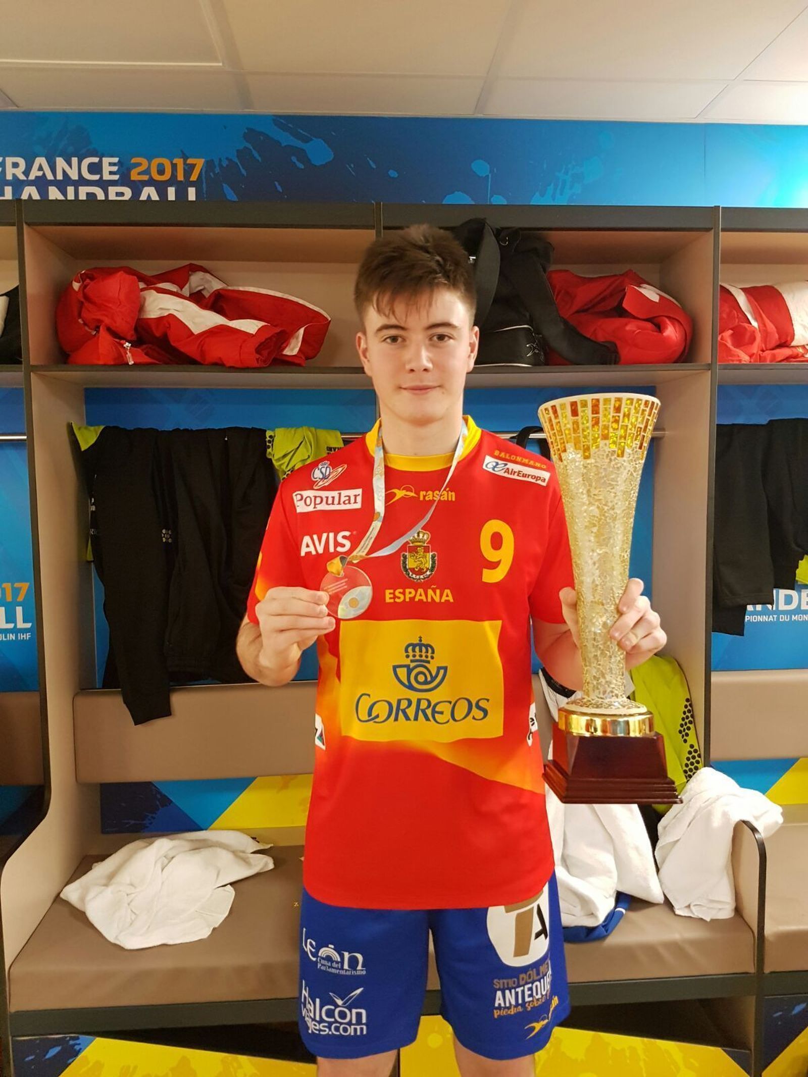 Raúl Pavón posa con la medalla y el trofeo obtenido con España.