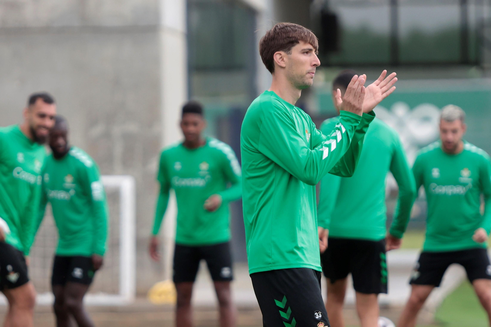 Miranda, en un entrenamiento con el Betis.