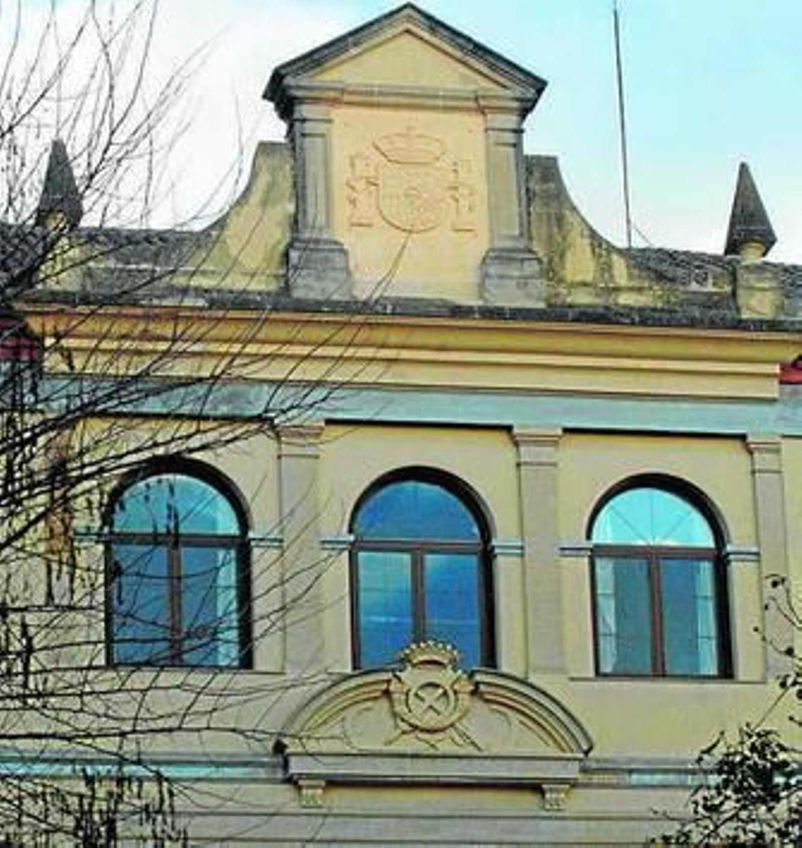 Defensa eliminó la placa de la fachada y otros símbolos en noviembre.