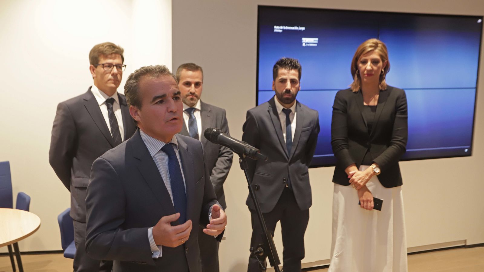 Inauguración de la nueva oficina de La Caixa en imágenes