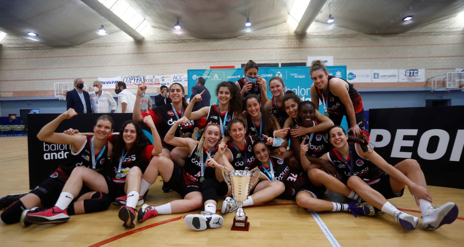 Las chicas del Córdoba Baloncesto Femenino celebran su victoria en la fase interautonómica por el ascenso.