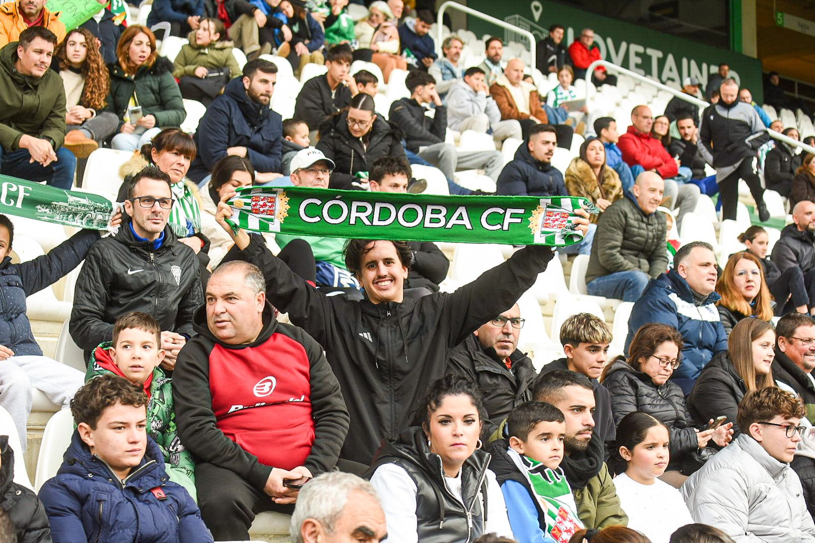 El Córdoba CF se deja querer por su afición en el Día de Año Nuevo: las fotos del entrenamiento de puertas abiertas