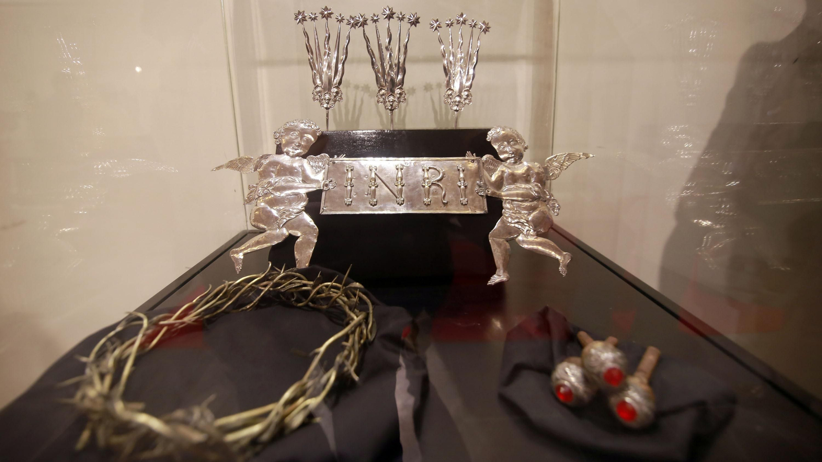 Imágenes de la magna exposición de las cofradías en Los Claustros