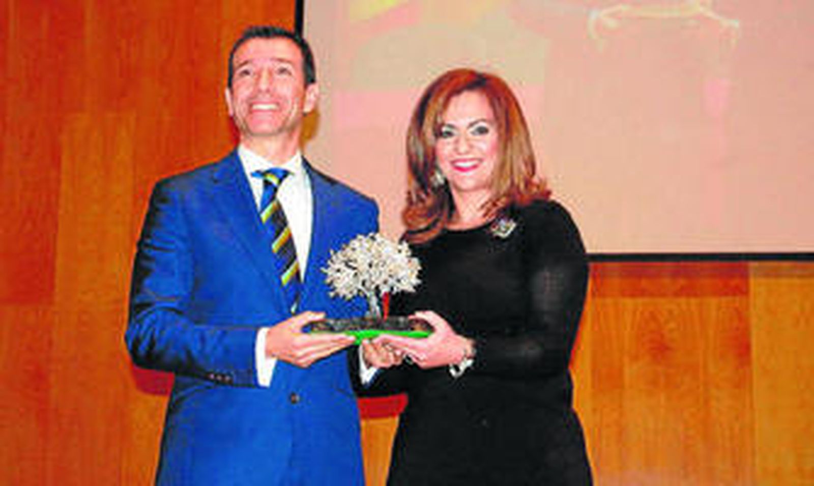 El periodista Roberto Sánchez Benítez junto a la alcalde de la ciudad, María Jesús Serrano.