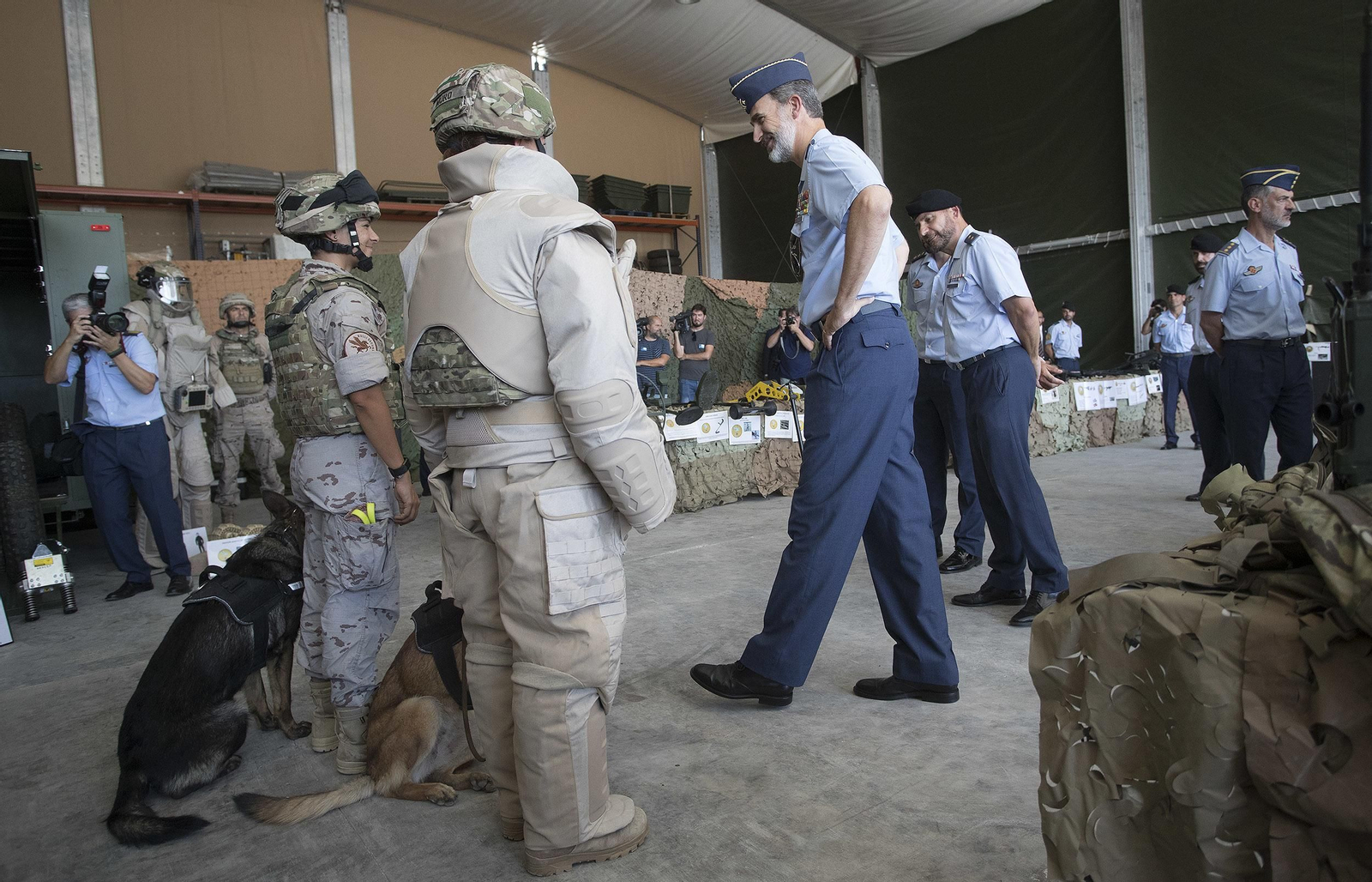 El rey Felipe VI visita la base de Morón