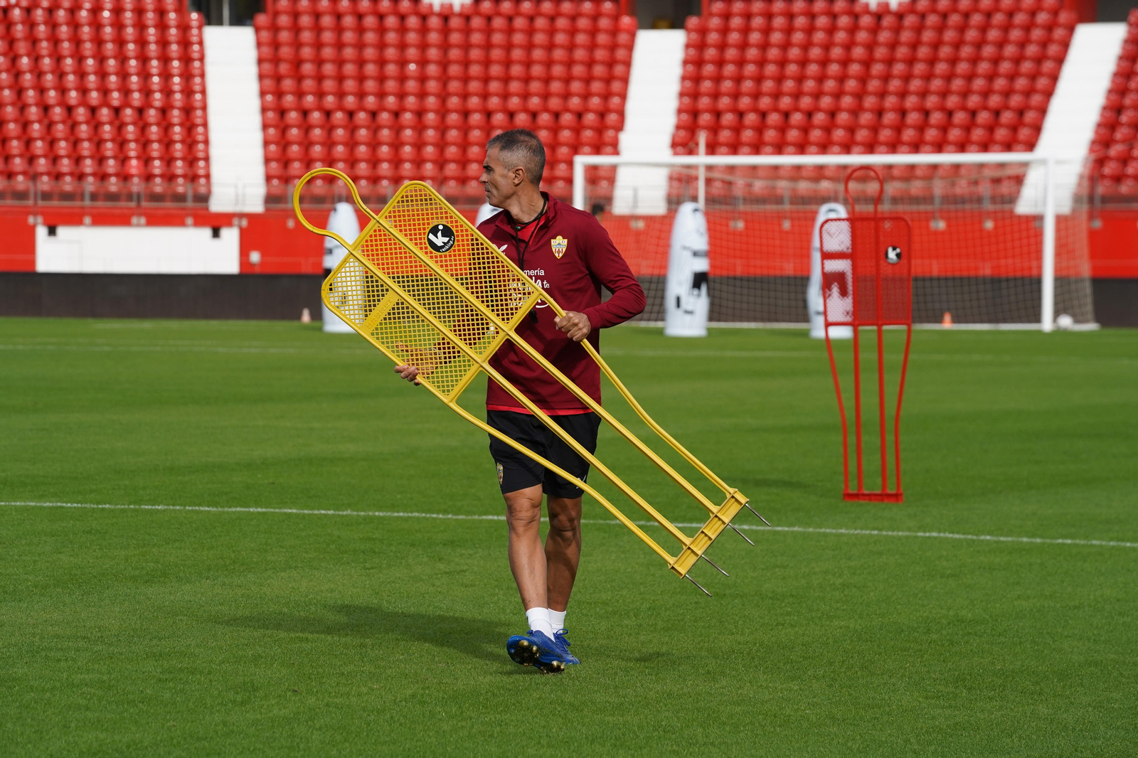 Garitano con un muñeco para el ensayo de faltas