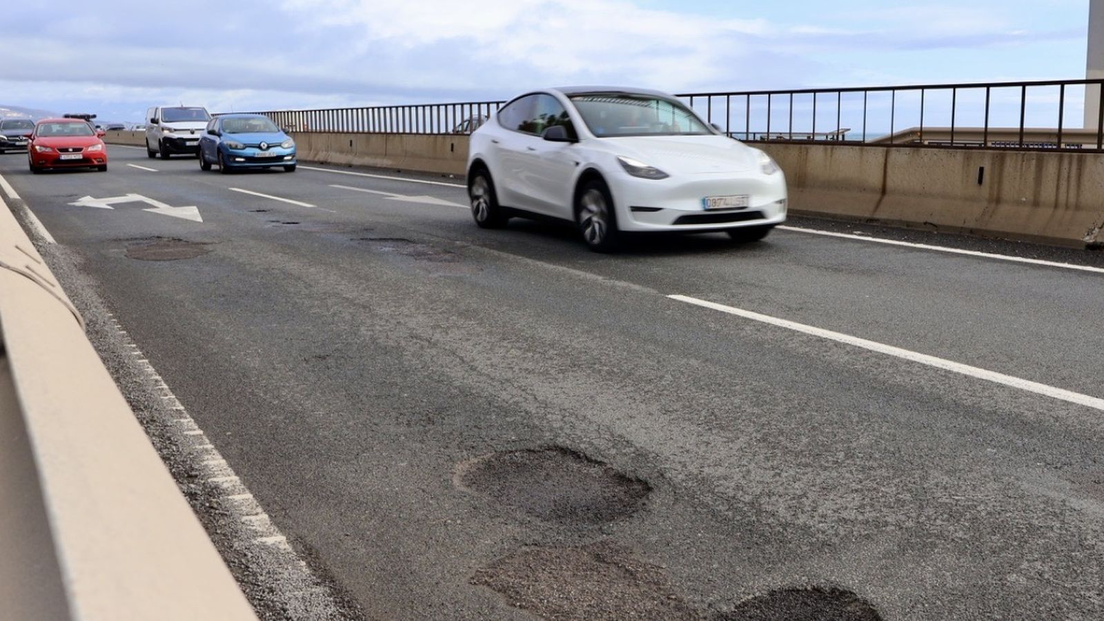 Baches y socavones en la A7 a su paso por Mijas.