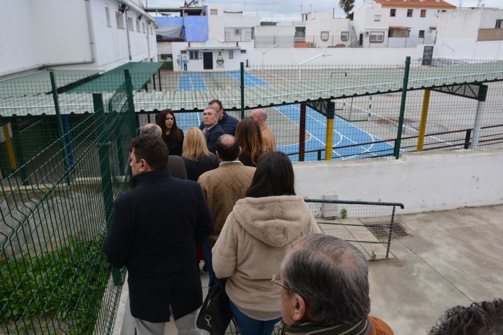 La visita que realizaron responsables de la Junta y del Ayuntamiento al colegio en enero de 2020.