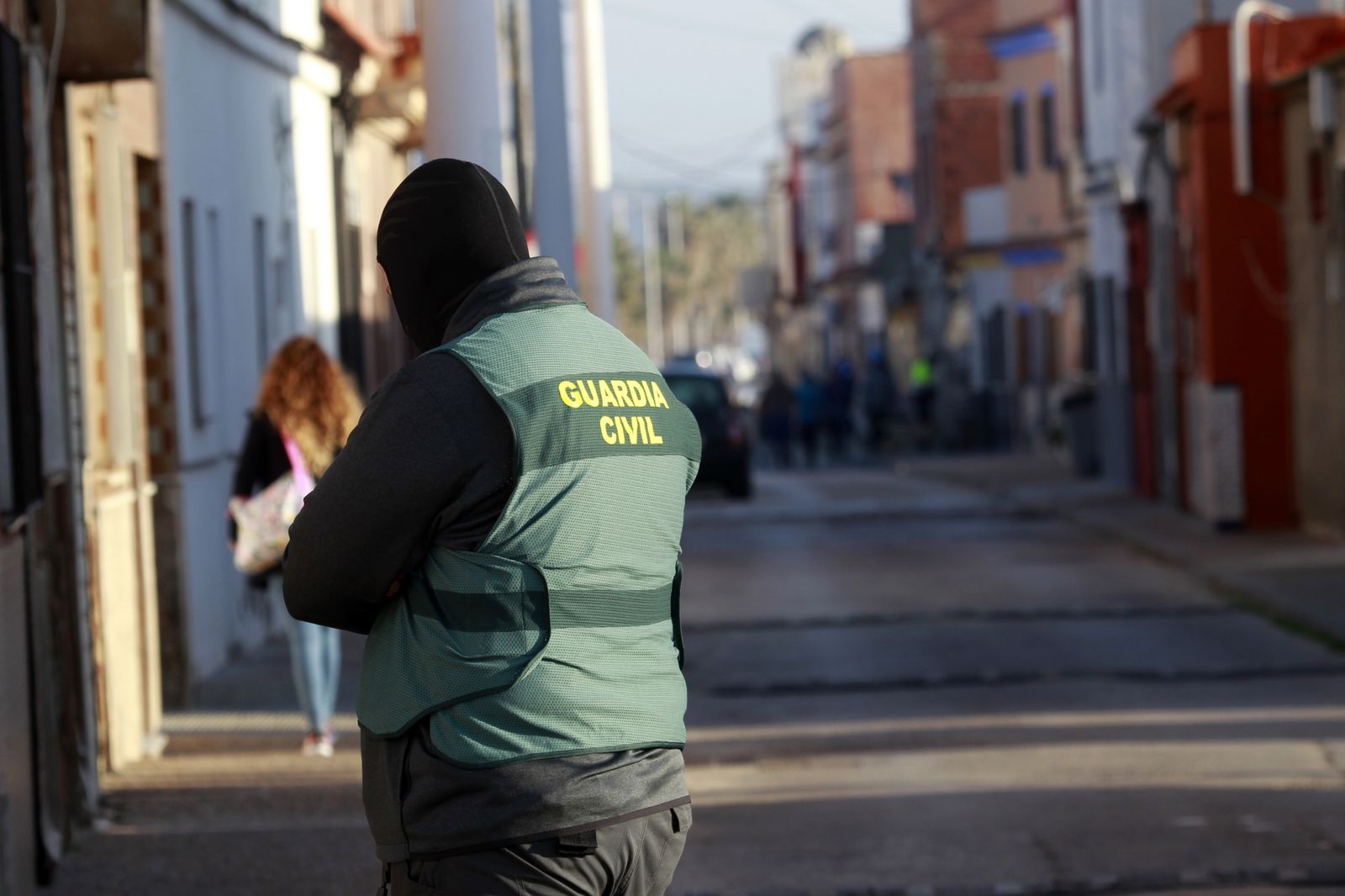 Un guardia civil, durante los registros en La Línea.