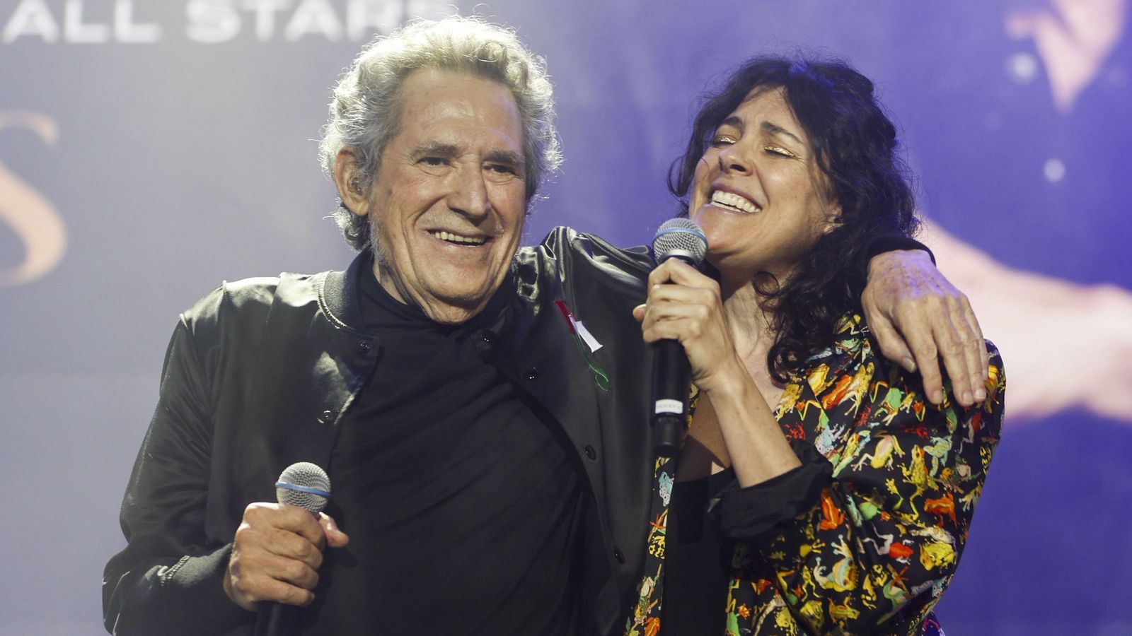 Miguel Ríos junto a su hija durante el concierto. Miguel Ríos junto a su hija durante el concierto.