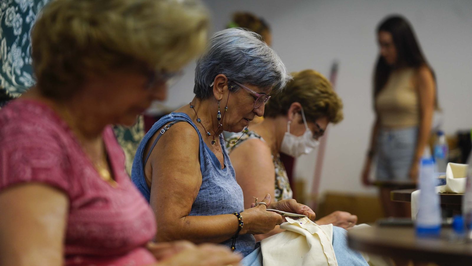 Costureras ultiman el vestuario de 'Fuenteovejuna'.