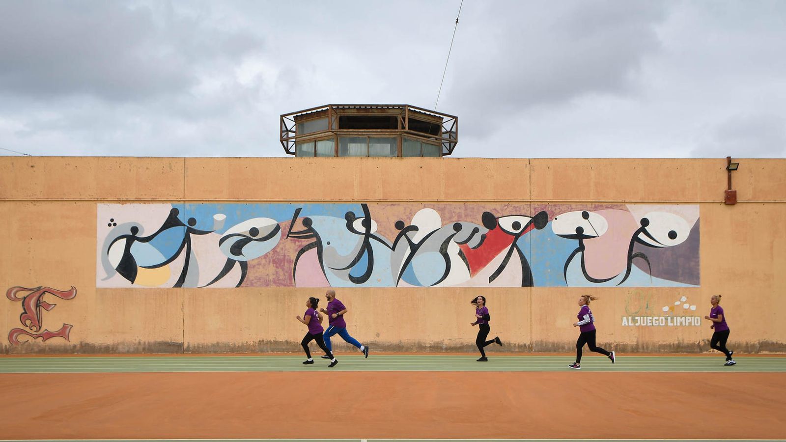 La II Carrera de la Mujer se ha desarrollado en el campo de fútbol de la prisión de Almería.