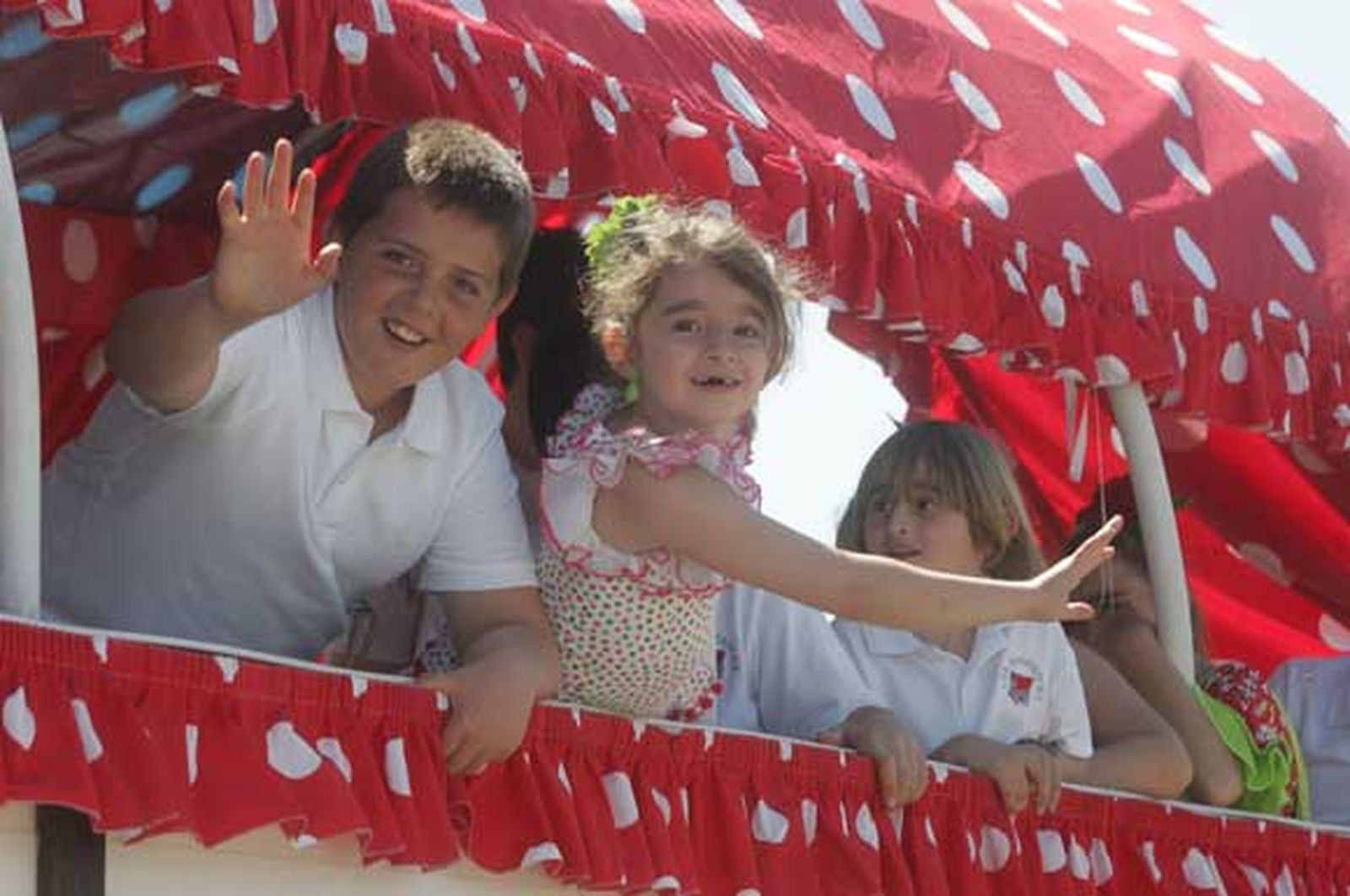 El almuerzo campestre marca la jornada en la Montera del Torero. La hermandad agradece la cada vez mayor afluencia de personas a la misa en honor al patrón./Fotos:José María Quiñones