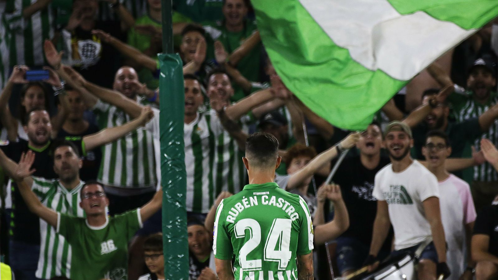 Rubén Castro observa al Gol Sur al final del partido.