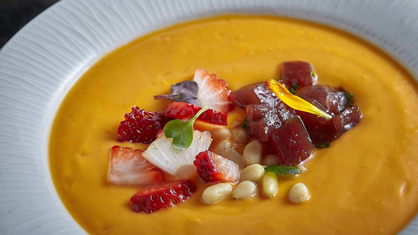 'Salmorejo, atún rojo marinado, frutos rojos y piñones' de Arsenio Manila