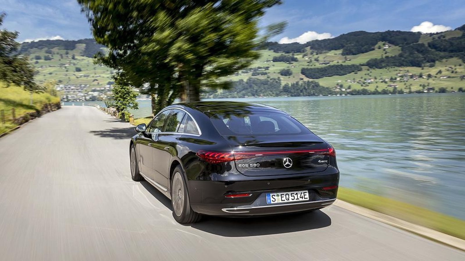 El EQS incorporará algunas funciones de conducción autónoma que le permitirá moverse, inicialmente, hasta los 60 km/h sin intervención del conductor.