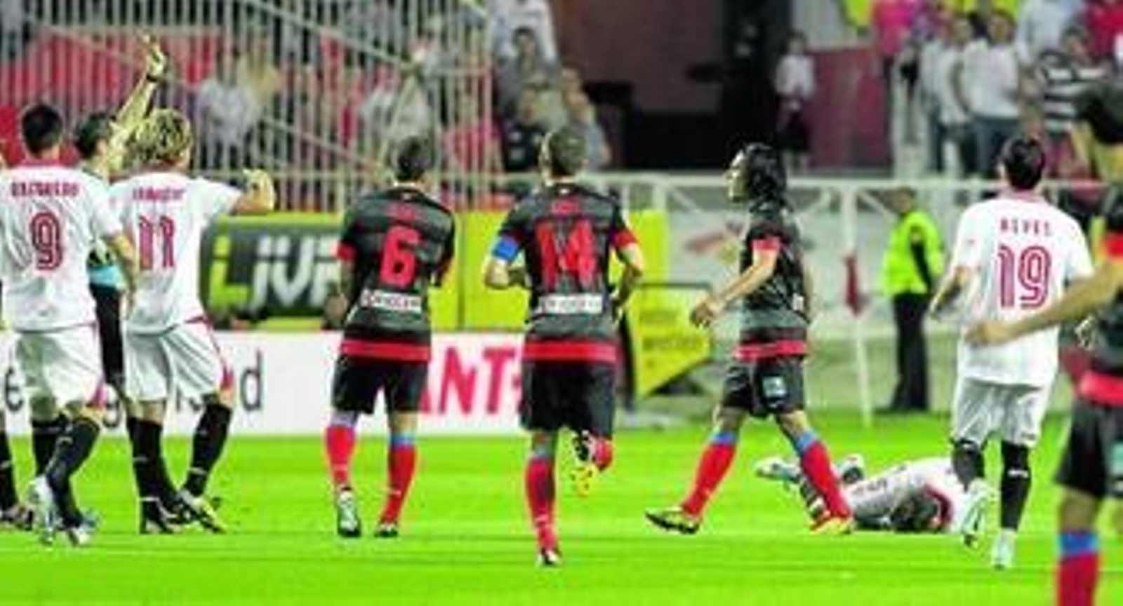 González González muestra la amarilla a Falcao por un alevoso codazo a Cala que incluso podría haberse estimado como agresión.