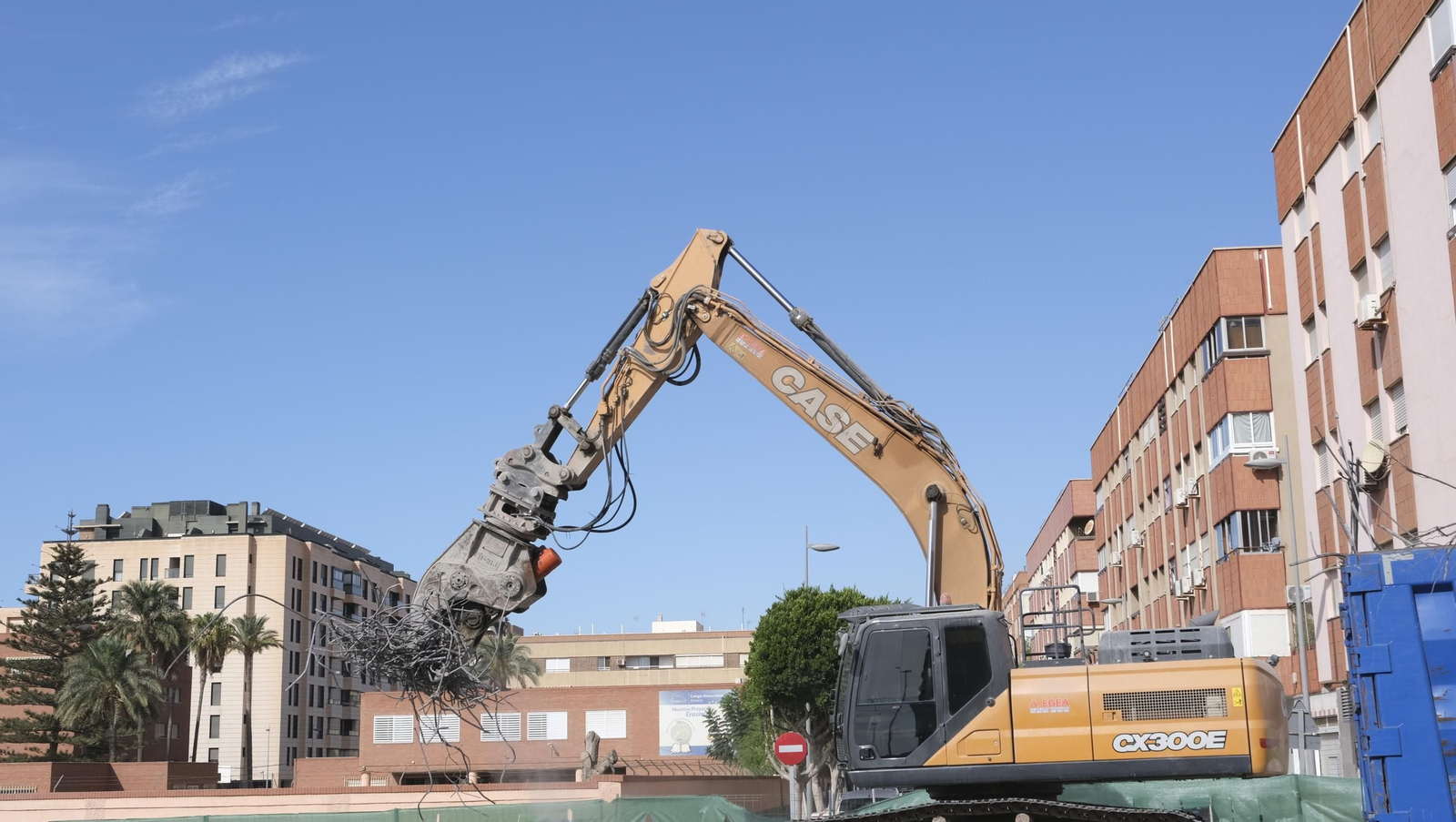 El Puente de la Avenida del Mediterráneo en su última fase de desmantelamiento, en imágenes