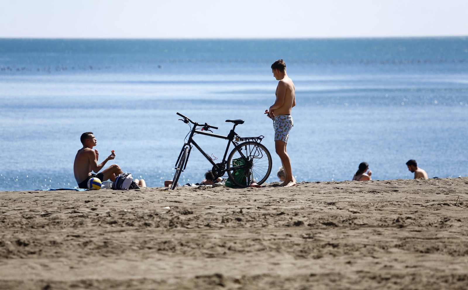 Jóvenes en la playa de la La Malagueta.