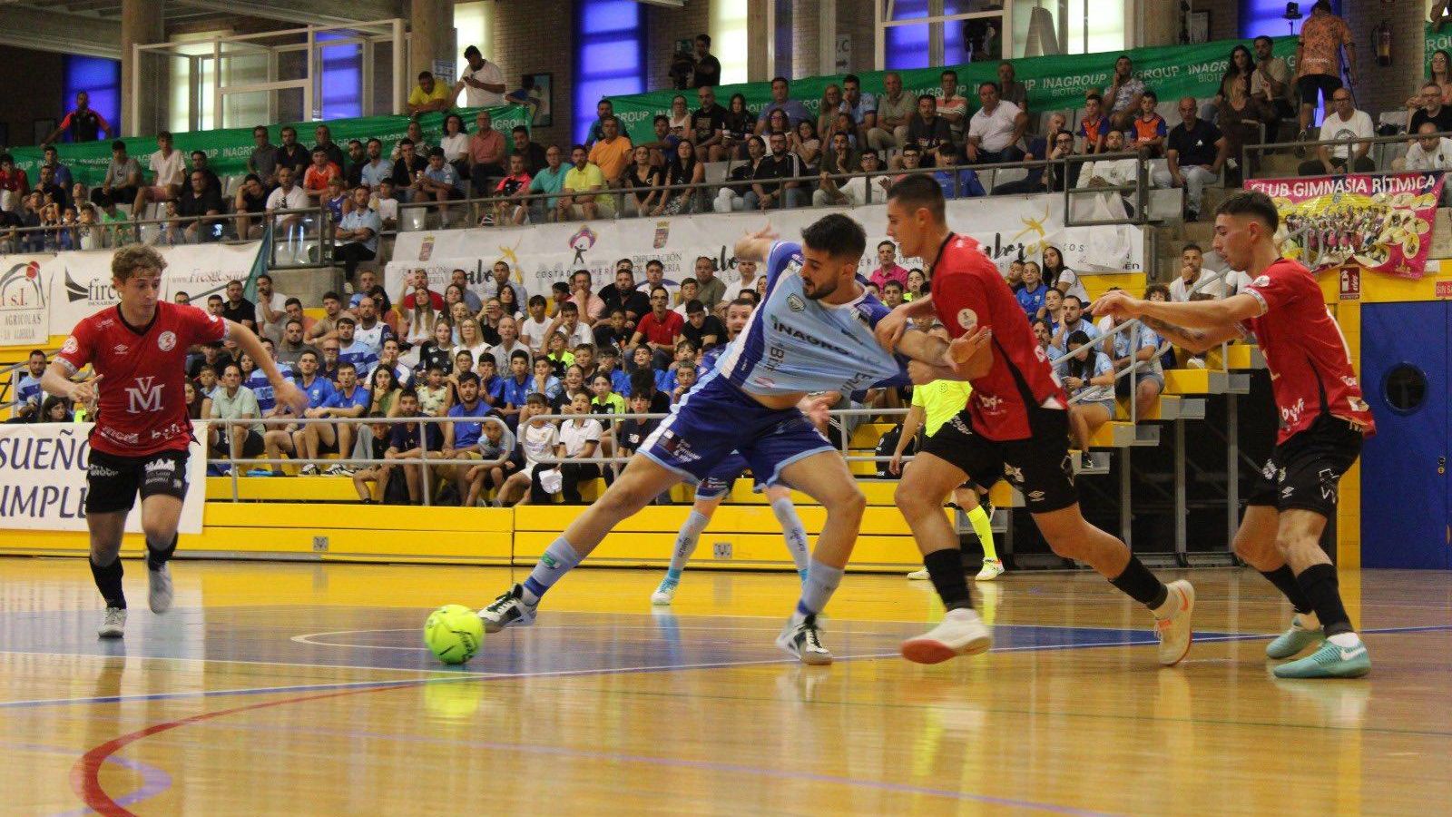 Cola trata de sortear la presión de un rival durante un encuentro de esta temporada.