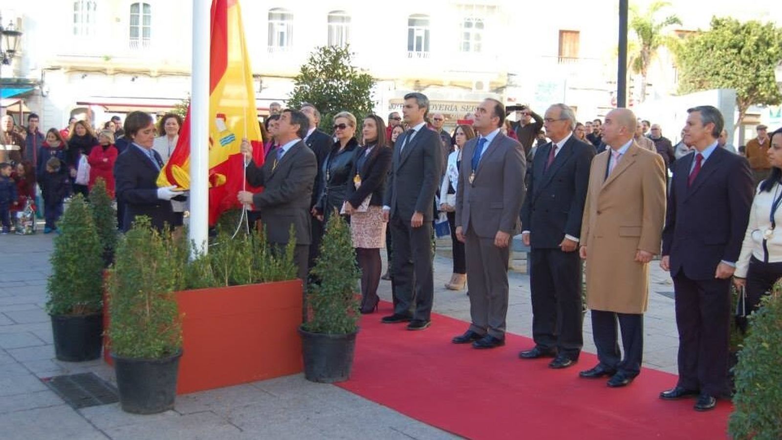 Izado de la bandera española con motivo del Día de la Constitución durante el gobierno de José Loaiza.