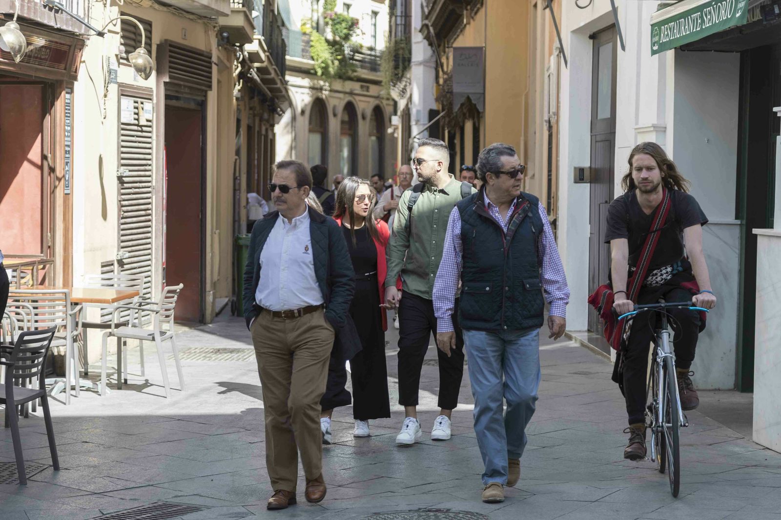 Trasiego por la calle Placentines. Al fondo, ya en Francos, Peyré.