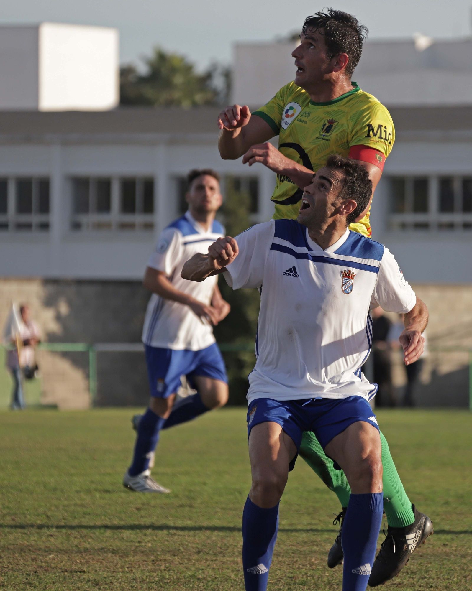 El capitán barreño se eleva por encima de Pedro Carrión.