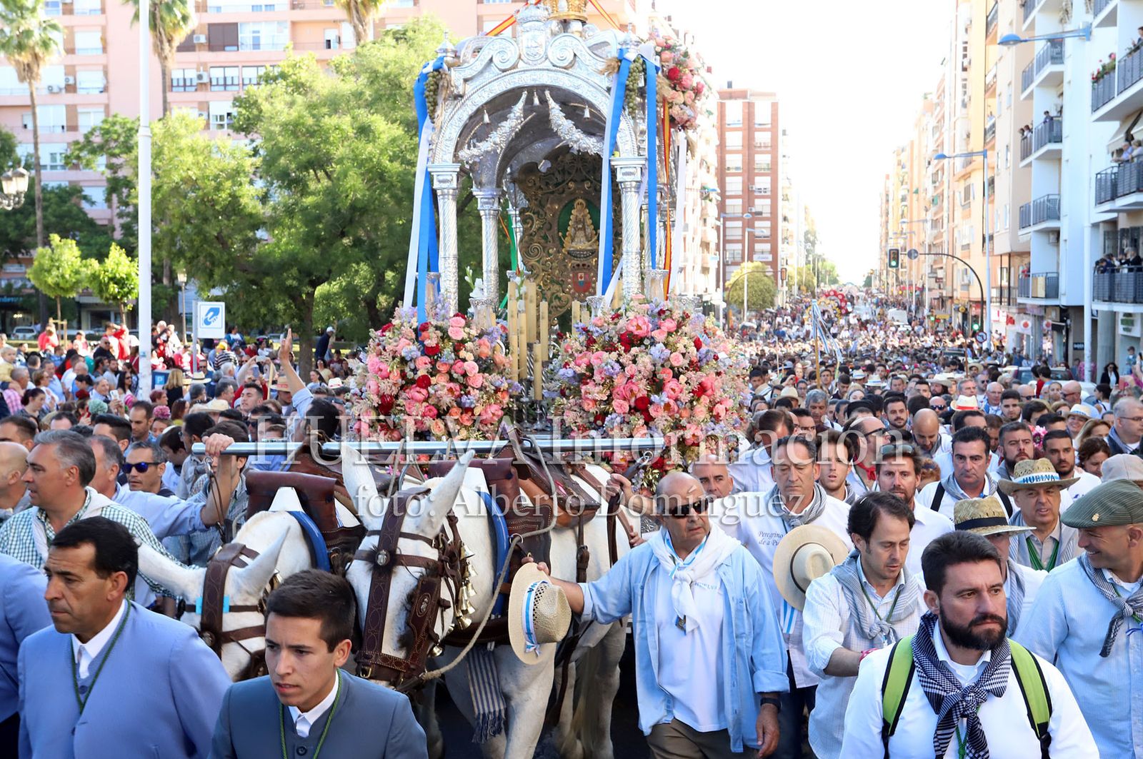 Imágenes de la Hermandad del Rocío de Huelva en su salida. Rocío 2019