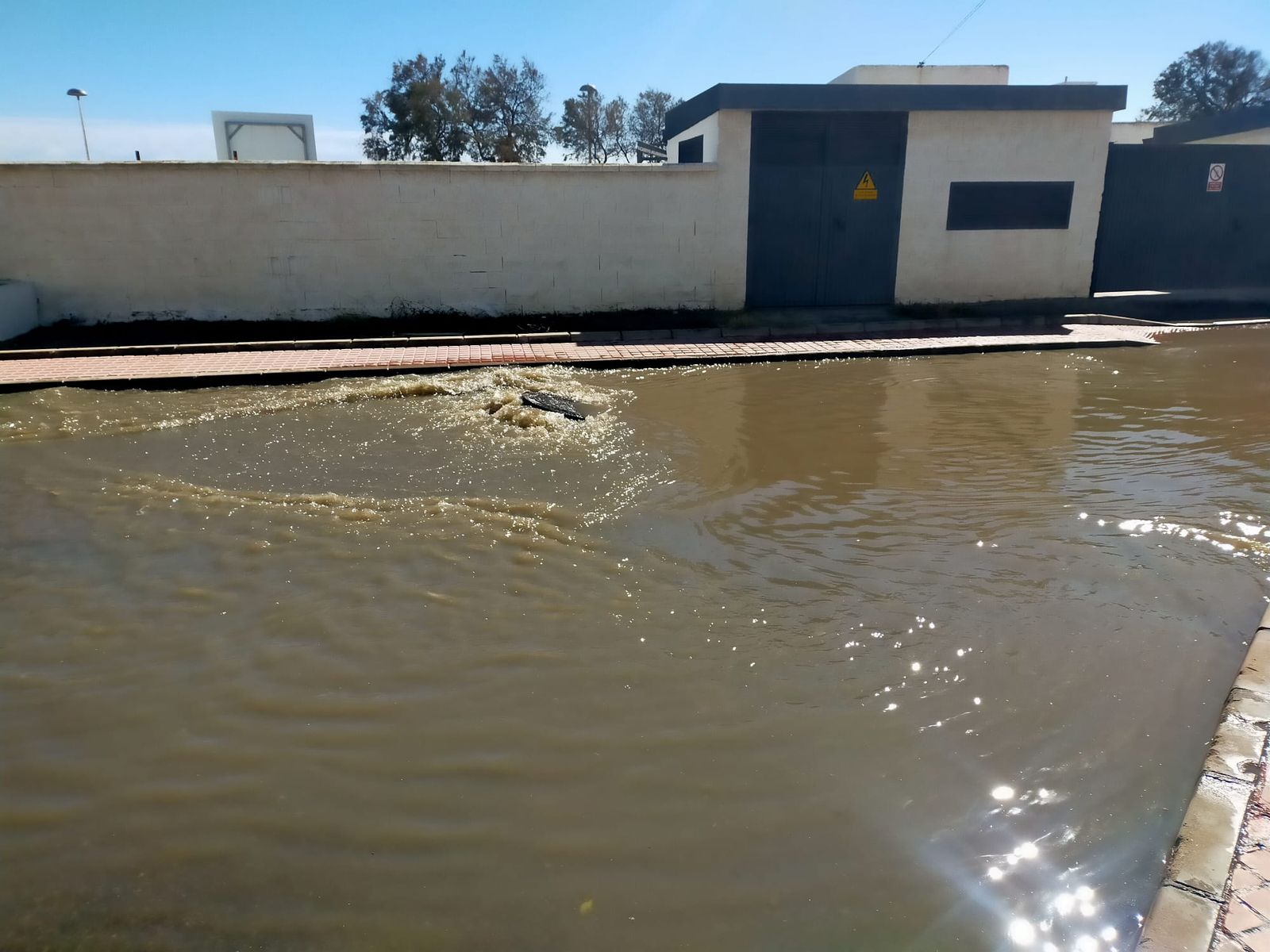 El embalse de aguas residuales en la avenida Marinera