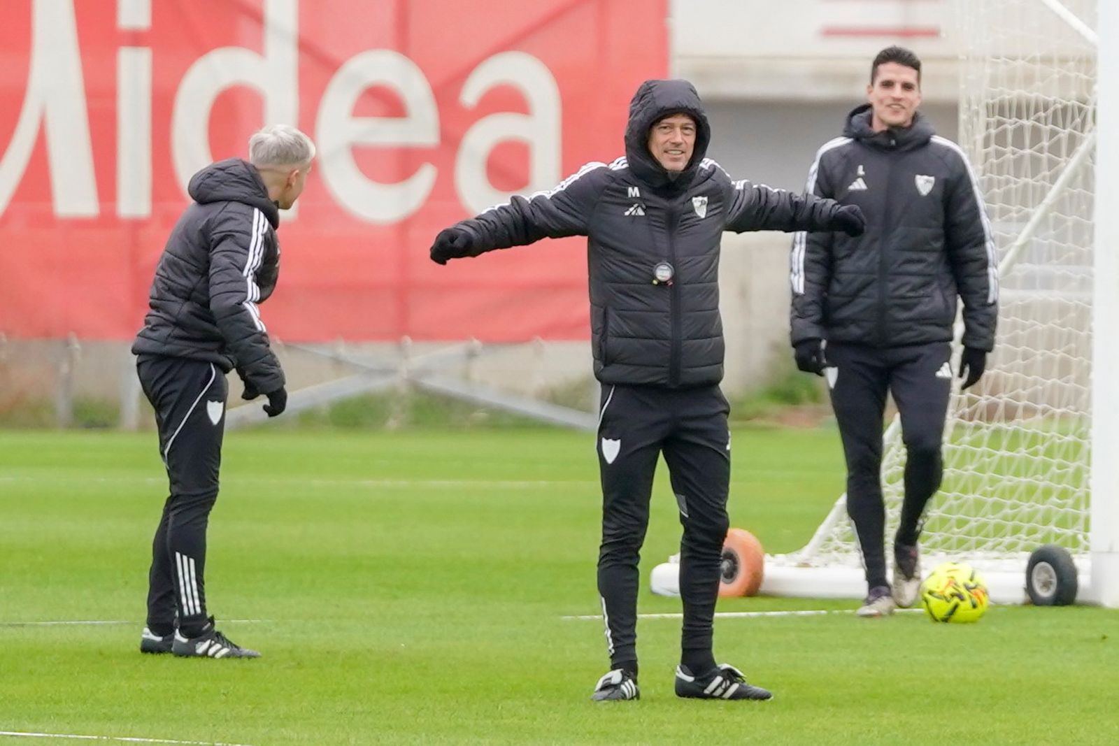 Matías Almeyda se protege del frío en el entrenamiento de este viernes.