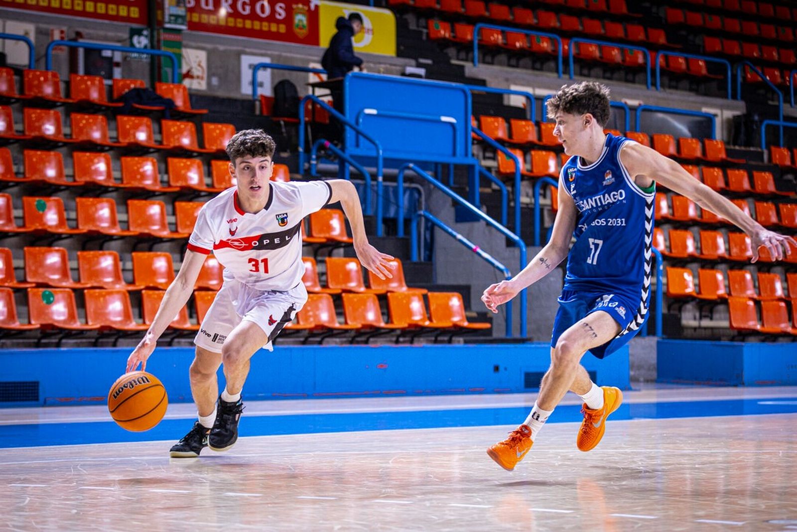 Un jugador del Stellantis penetrando a canasta durante el partido en Burgos.