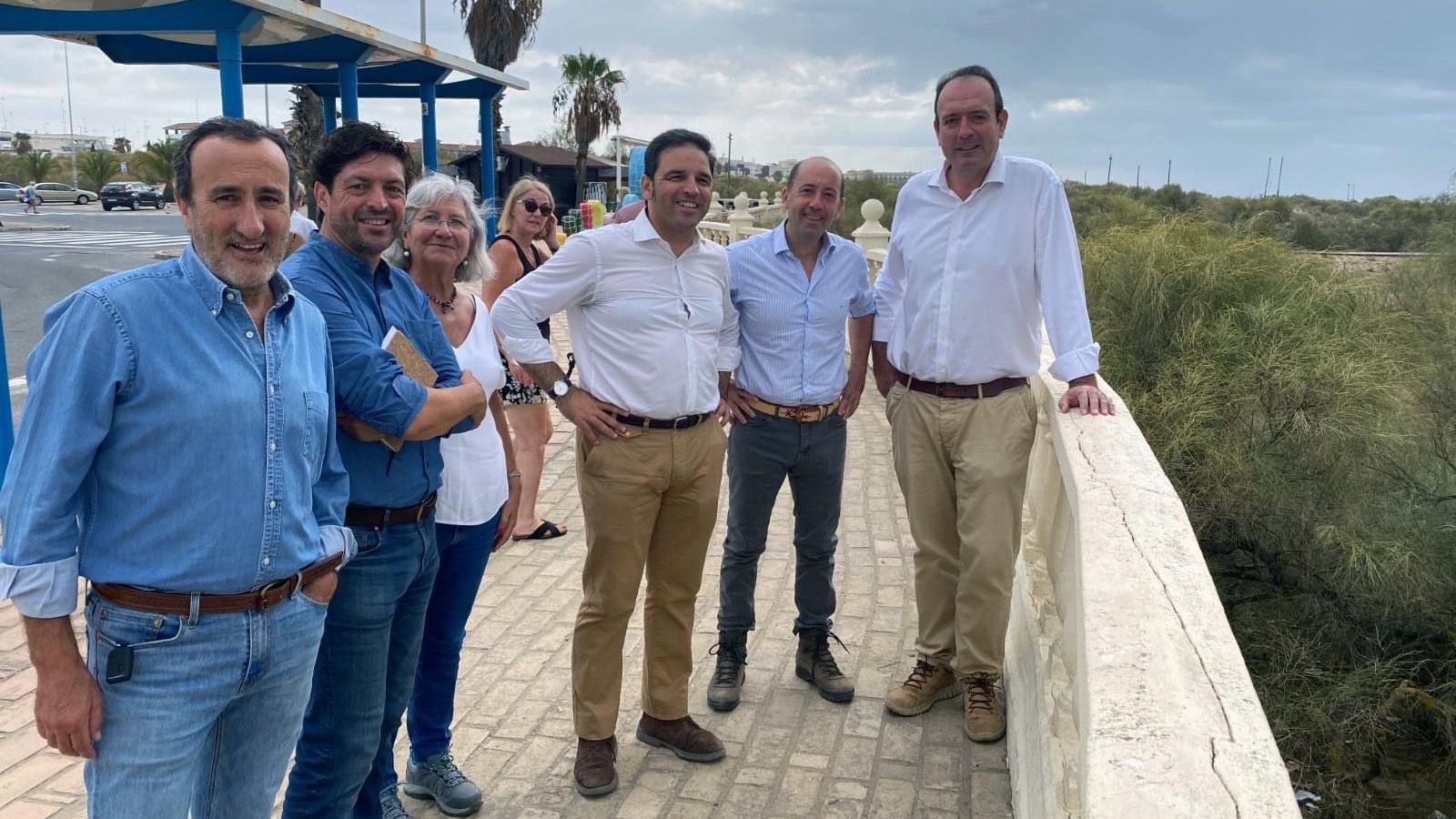 Miembros de la Fundación Savia con el delegado de Medio Ambiente, Pedro Yórquez, en una reciente visita a la zona