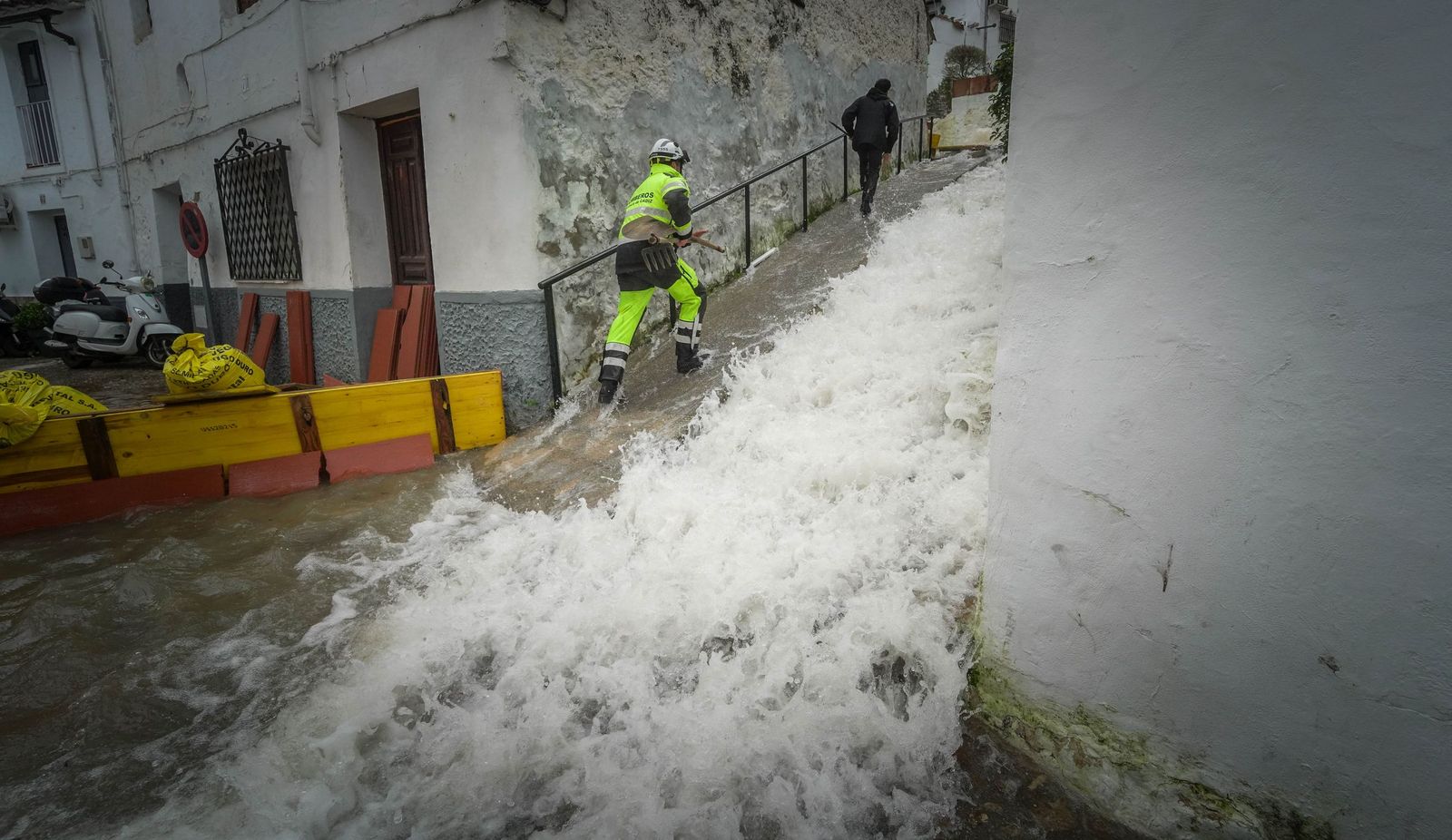 Imágenes de los torrentes de agua por las calles de Ubrique