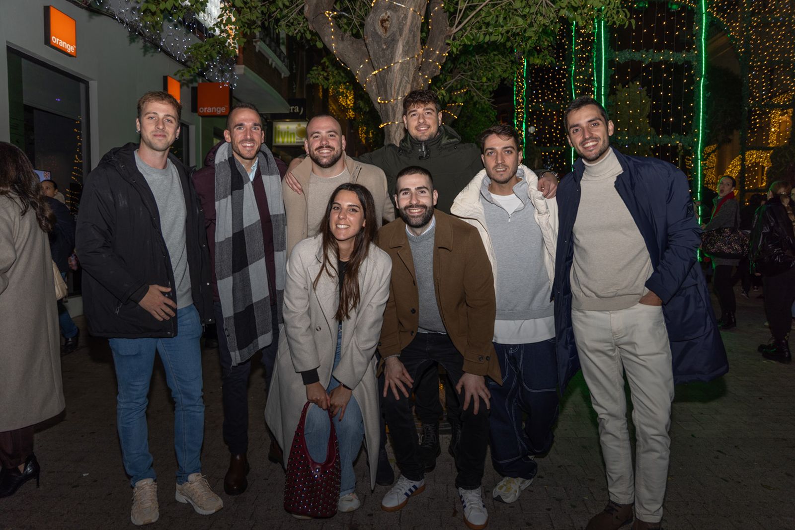 Los jiennenses disfrutan del centro de la ciudad, rodeados de un ambiente navideño