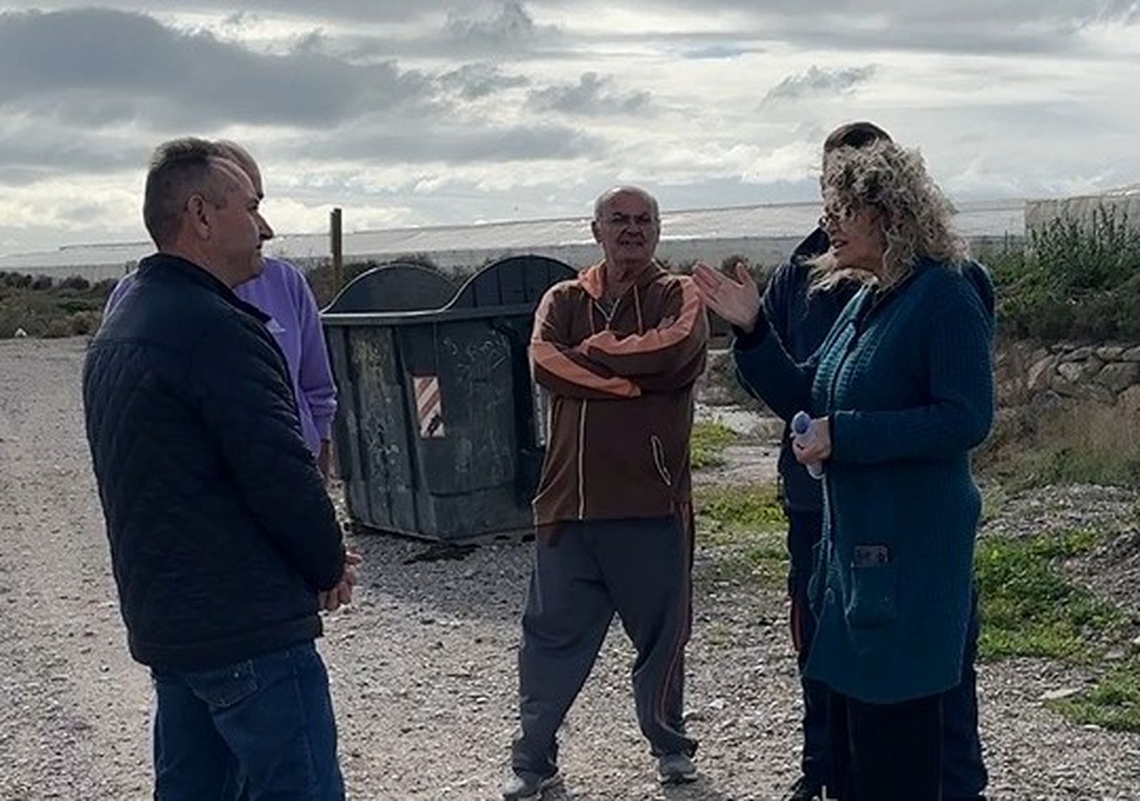 Vecinos y concejales socialistas en la calle Vela.