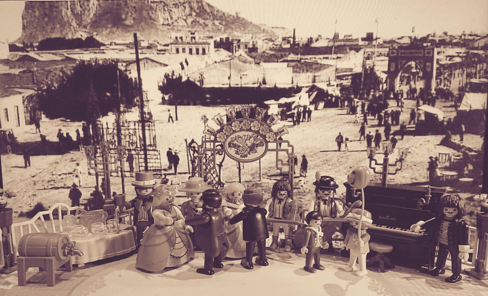 La historia de La Línea, a través de figuras de Playmobil