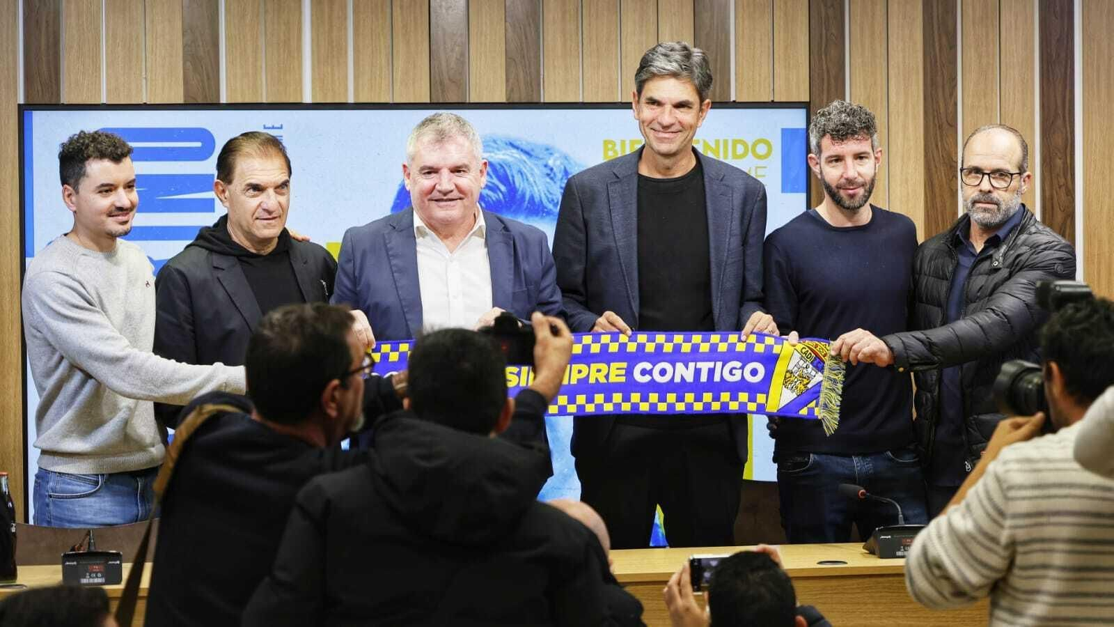 Pellegrino, sus ayudantes y Vizcaíno en la presentación del cuerpo técnico. Pellegrino, sus ayudantes y Vizcaíno en la presentación del cuerpo técnico.