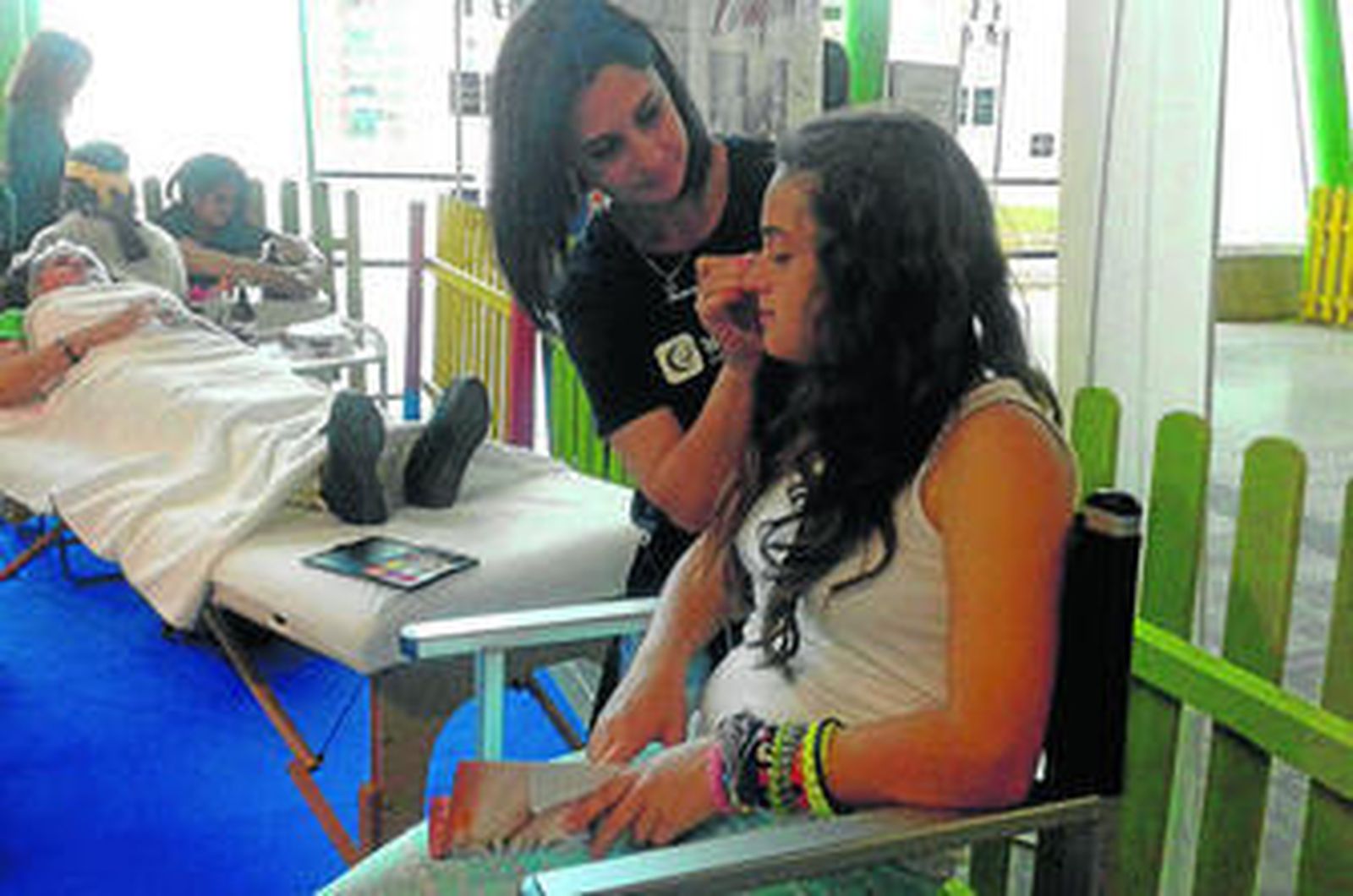 Una joven se somete a un masaje estético.