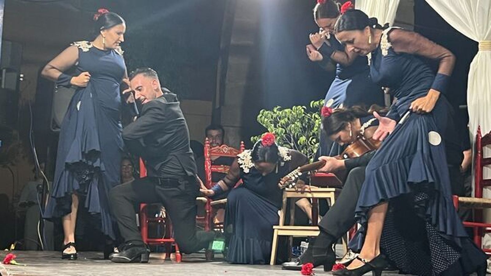 Víctor Raposo, con un cuadro de baile, durante el espectáculo.