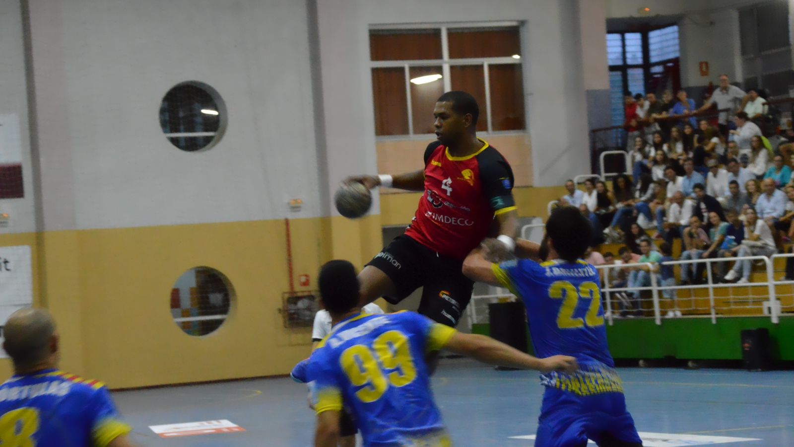 El granate Nazario se levanta en nueve metros ante la defensa del Sarrià.