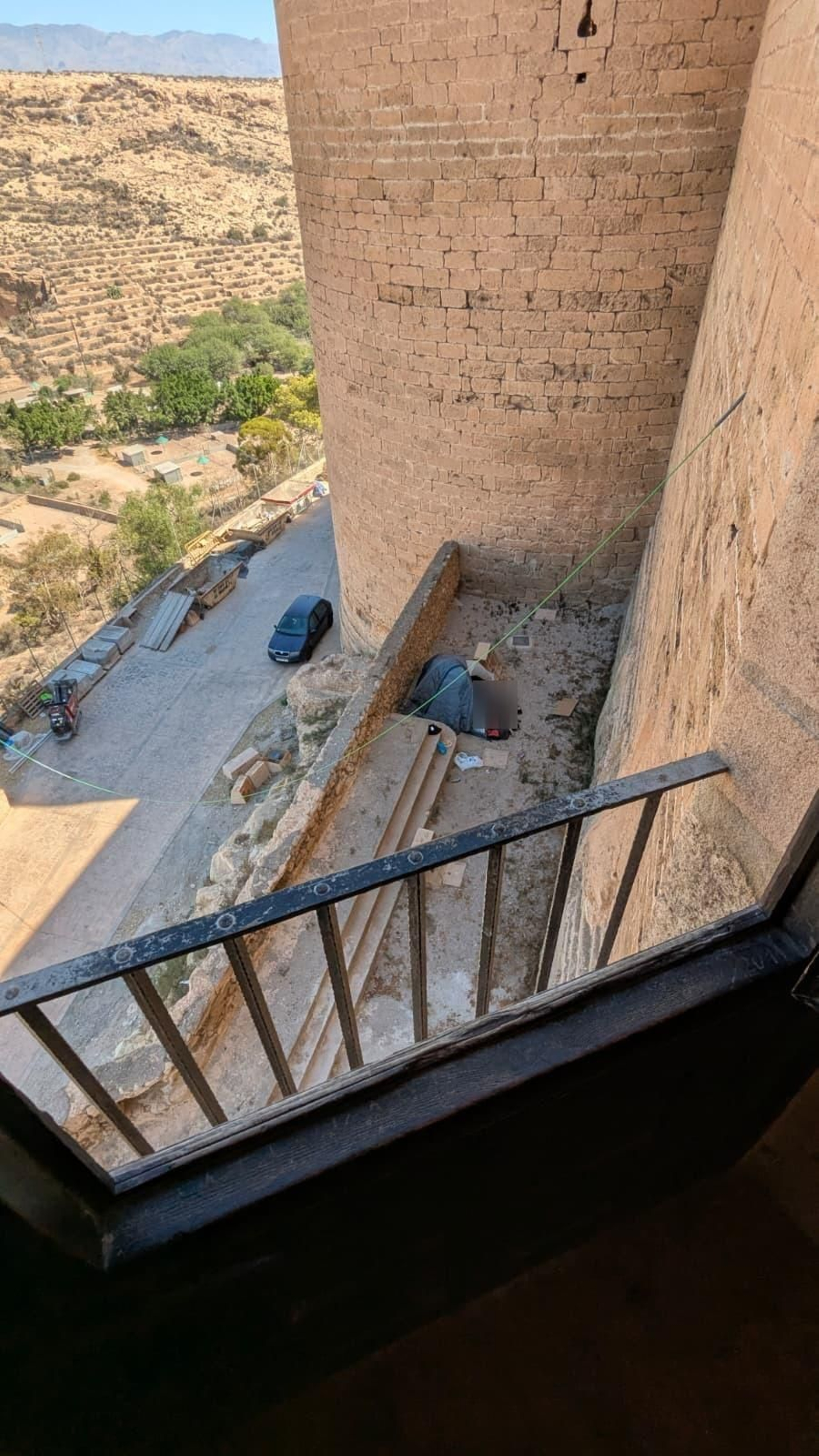 La pareja junto a la Alcazaba.
