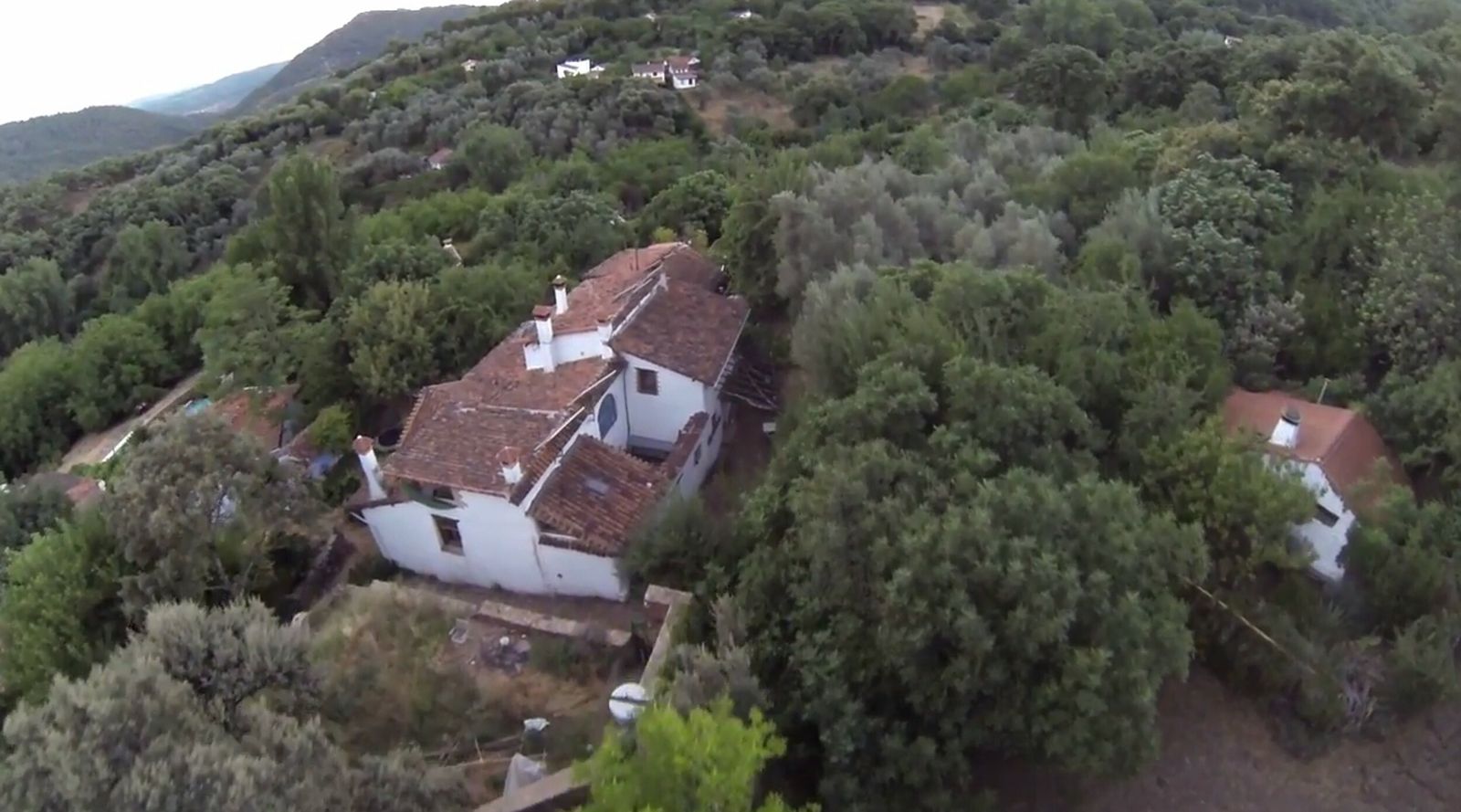 Panorámica aérea de algunas de las construcciones de la ecoaldea de El Calabacino, en Alájar.