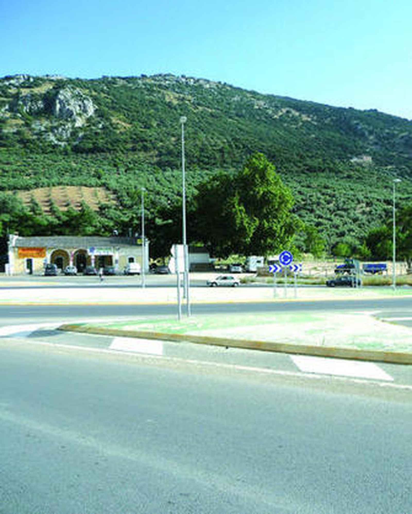 Paso de la A-318 por la zona de ocio de La Cantina, en Doña Mencía.