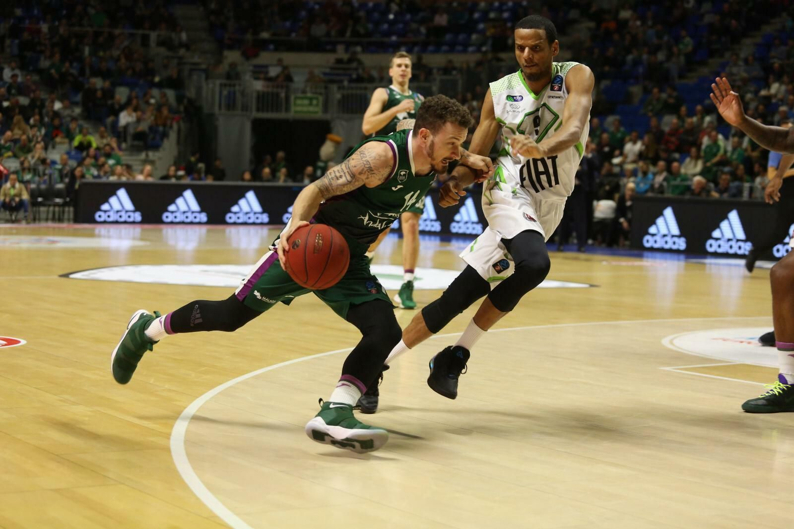 Josh Adams en un un lance del Unicaja - Tofas Bursa