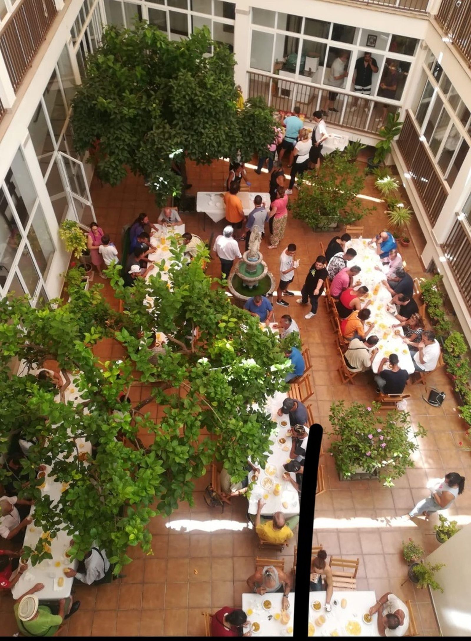 En el patio de los padres carmelitas se improvisó el comedor el pasado domingo.