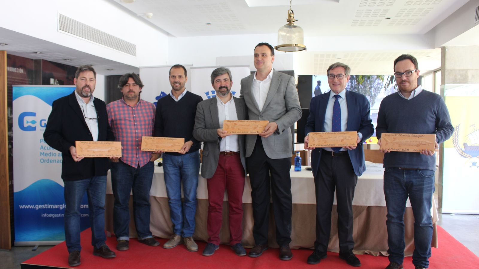 Los alcaldes de Coria y Lebrija junto al presidente del Puerto de Sevilla, Rafael Carmona, y otros asistentes al congreso sobre el estuario.