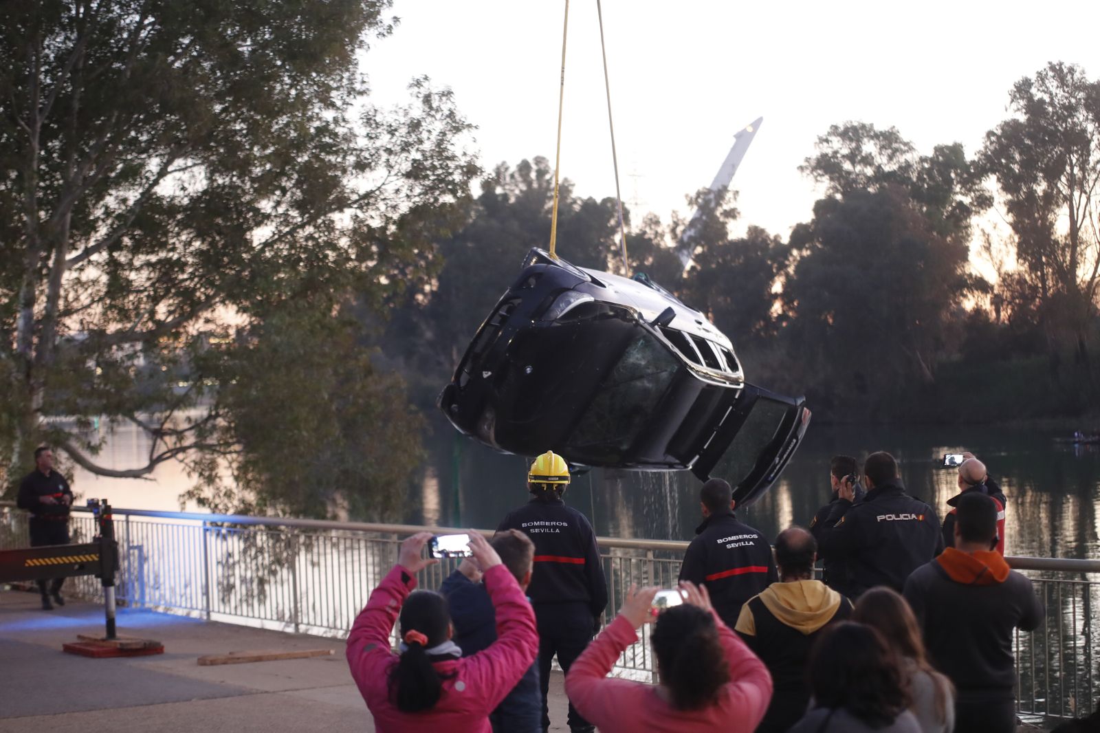 Las imágenes de la recuperación del coche del río