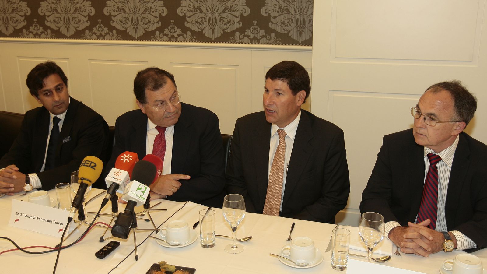 Ashwath Mehra (a la izquierda) y el ya fallecido John Leach (a la derecha), en una rueda de prensa en Sevilla en 2011.