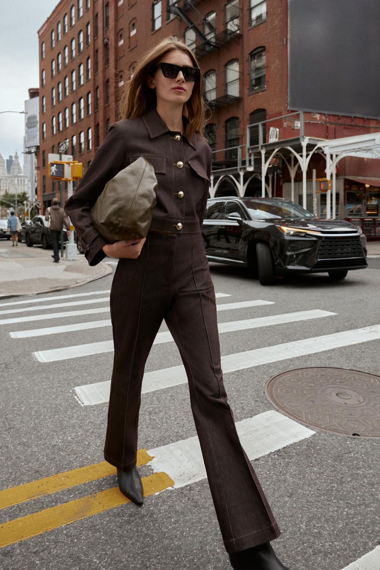 Pantalones de vestir marrones de Zara.